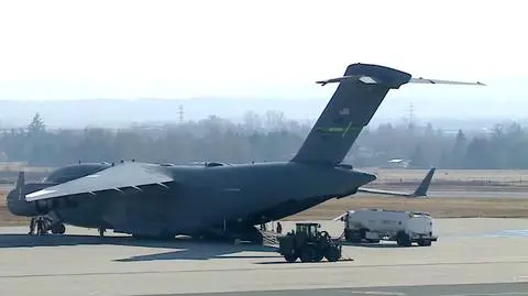 Ciężki wojskowy samolot transportowy Boeing C-17 Globemaster na lotnisku w Rzeszowie-Jasionce