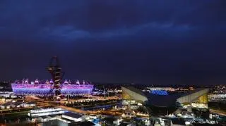 Stadion Olimpijski oświetlony na zewnątrz w trakcie ceremonii otwarcia igrzysk