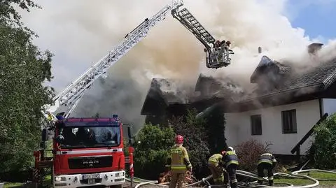 80 strażaków gasiło pożar pensjonatu. Akcja trwała 11 godzin