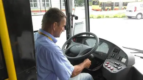 Zobaczył leżącego na ziemi człowieka. Zatrzymał autobus i ruszył na pomoc