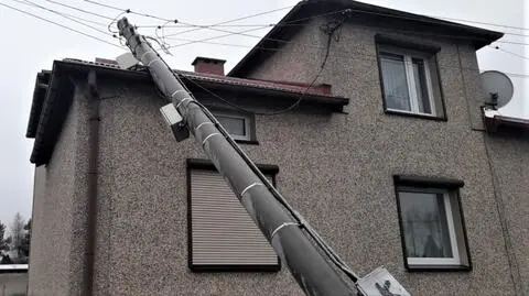 Wjechał w słup, a ten przewrócił się na dom