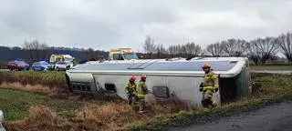 Autobus wjechał do rowu, są ranni