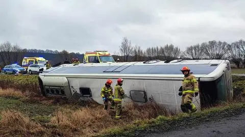 Autobus zjechał z drogi i wpadł do rowu. Są poszkodowani