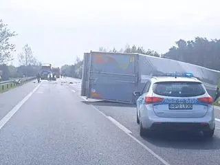 Ciężarówka przewróciła się na bok