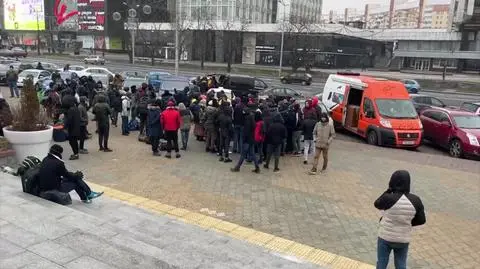 Footage shows large groups of migrants gathering in central Minsk