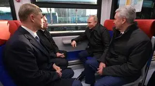Władimir Putin w pociągu w otoczeniu urzędników. Zdjęcie z 21 listopada 2019 roku 