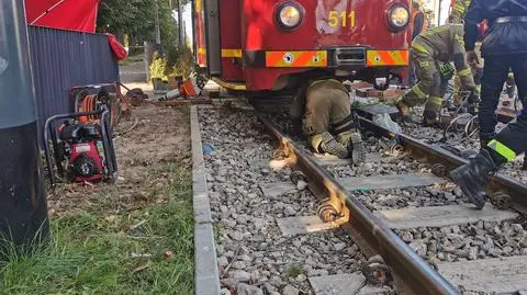 "Motorniczy widział pieszego, ale nie miał szans na reakcję". Mężczyzna wpadł pod tramwaj