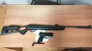 Policja zabezpieczyła dwie sztuki broni. Wstępie ustalono, że to wiatrówki