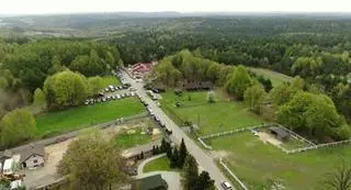 Do pustelni wciąż przybywają wierni