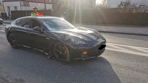 Wjechał na hulajnodze na przejście, został śmiertelnie potrącony przez porsche