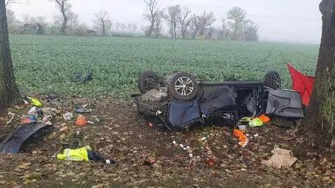 Po wypadku uderzył w drzewo i dachował. Nie żyją dwie osoby
