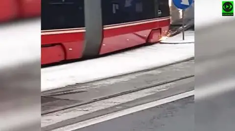 Tramwaj przejechał, szyny zaczęły się iskrzyć