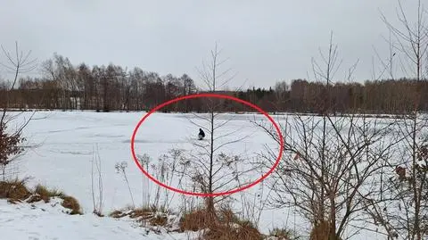 Mężczyzna siedział na środku stawu, nie chciał zejść
