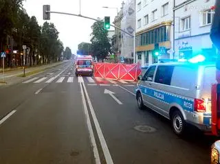 Położył się na pasach, najechało na niego auto dostawcze. Wiedzą, kim był mężczyzna