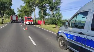Policja nie wyklucza że do potrącenia kobiety doszło podczas manewru wyprzedzania
