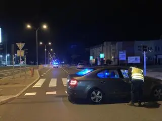 Nieznany kierowca potrącił dwie osoby na przejściu dla pieszych