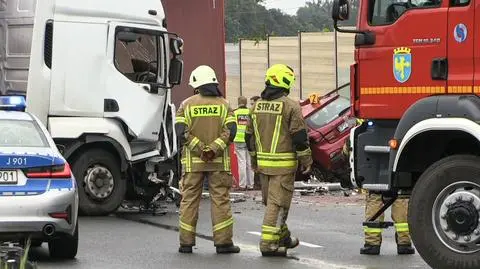 Zginęła po tym, jak wjechała w ciężarówkę, która po zderzeniu blokowała drogę. Szukają świadków