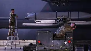 Pocisk manewrujący JASSM przygotowywany do załadunku