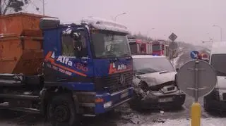 Ciężarówka wjechała w bok osobowego busa