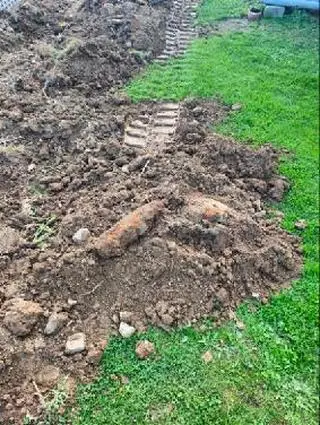 Podczas budowy chodnika znaleziono pocisk artyleryjski i minę przeciwlotniczą