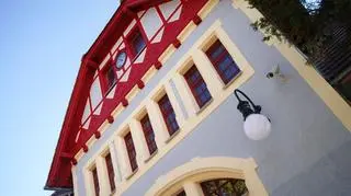 Oświetlenie dworca zapala się tylko gdy jest ciemno