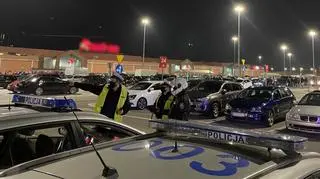 Ponad 700 samochodów na parkingu sklepowym