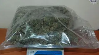 W sumie policjanci wyciągnęli z bagaznika ponad 4 kg marihuany