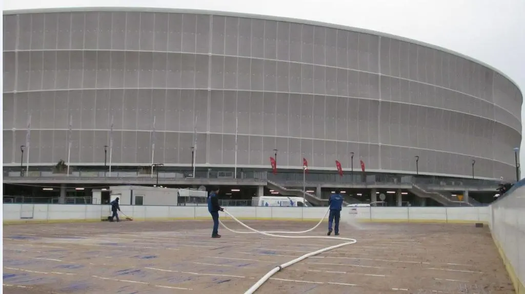 Wylewają wodę przy stadionie