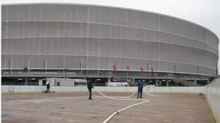 Wylewają wodę przy stadionie