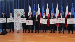 Mateusz Morawiecki podczas wręczenia czeków burmistrzom z województwa warmińsko-mazurskiego, 4 lipca 2020 roku