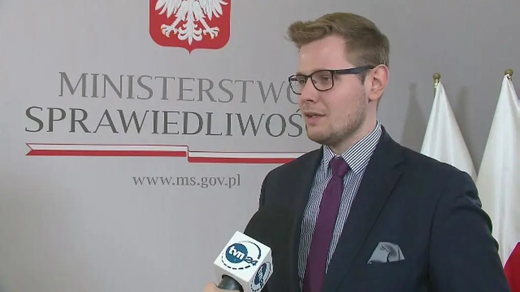 Wiceminister Woś tłumaczy że sztuczna inteligencja przydzielająca sprawy sędziom ma świadomość realiów w jakich działają polskie sądy