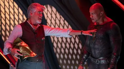 Pierce Brosnan i Dwayne Johnson w filmie "Black Adam"