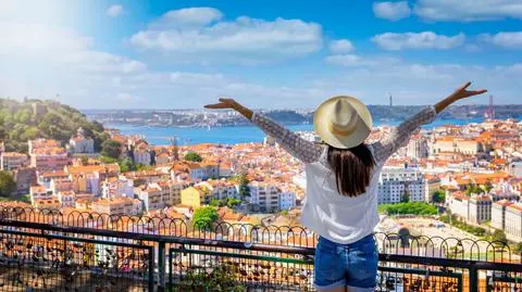 turystka stare miasto Alfama  Lizbona Portugalia zamek Sao Jorge shutterstock_2157345181