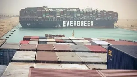 50 statków i 2,5 miliona ton ładunków dziennie. Blokada Kanału Sueskiego to "wymierny koszt gospodarczy"