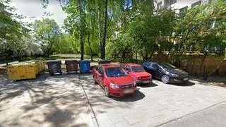 Według mapy google, w 2019 roku pojemniki na odpady stały przy bloku Bema 91  