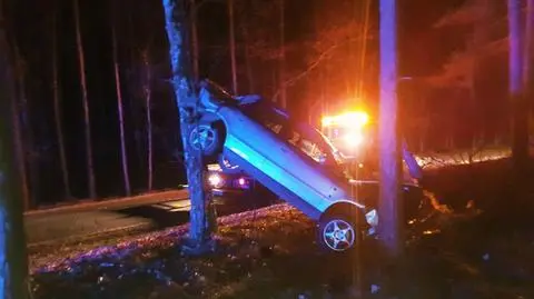 Pijany kierowca wypadł z drogi. Auto utknęło między drzewami