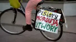 Kobieta na rowerze aresztowana po demonstracji pod radiową Trójką