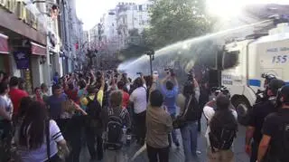 Policja polewa demonstrantów wodą