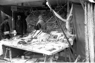 Sprzedaż przedświąteczna na Rynku Głównym w Krakowie w 1926 r.