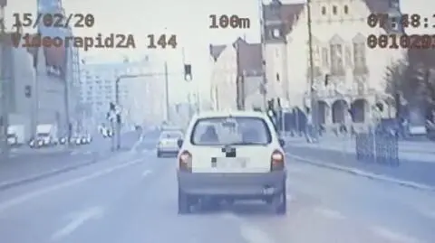 Pijany pędził przez miasto, odgryzł palec policjantowi. Jest areszt dla kierowcy