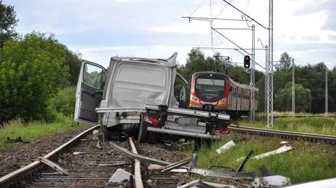 Wypadek na przejeździe kolejowym. Kabina zmiażdżona, kierowca w szpitalu