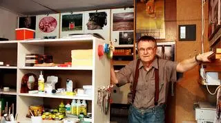 Zdzisław Beksiński w swojej pracowni na warszawskim Służewie, 2002 rok
