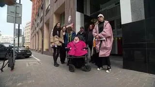 Grupa reprezentantów osób z niepełnosprawnościami przed spotkaniem w MRiPS