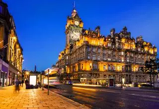 Princes Street, jedna z głównych ulic handlowych w Edynburgu