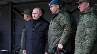 Władimir Putin w otoczeniu wojskowych na poligonie w obwodzie riazańskim. Zdjęcie z października 2022 roku 