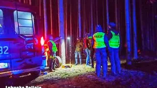 W działaniach biorą udział policjanci i strażacy