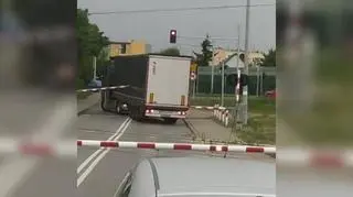 Kierowca ciężarówki utknął między rogatkami 