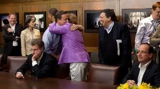 Angela Merkel w uścisku z Davidem Cameronem, 2012