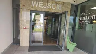 Wejście do kawiarni ojca Rydzyka i Lux Veritatis w Toruniu