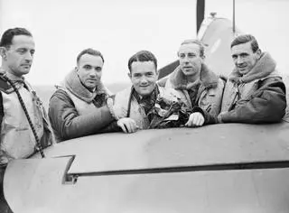 Piloci Dywizjonu 303, od lewej: Mirosław Ferić, Bogdan Grzeszczak, Jan Zumbach, Zdzisław Henneberg i John Kent